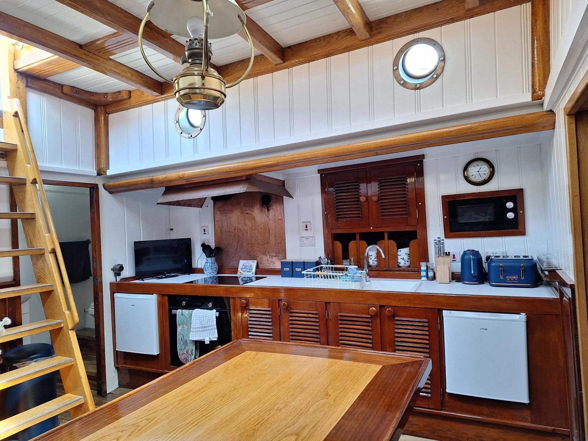 Hotel Historic Wooden Ship 'Ursula' East Cowes Exteriér fotografie